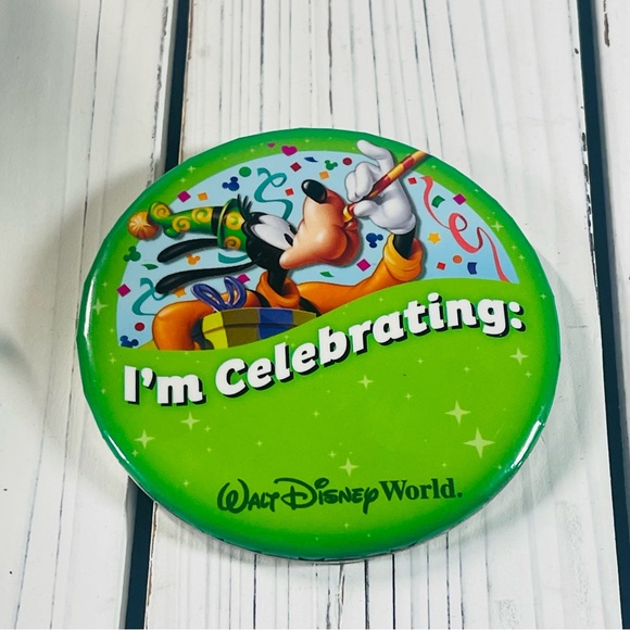 Disney - Frozen Olaf Aloha Plus w/ Disney World Pin. - Picture 9 of 10